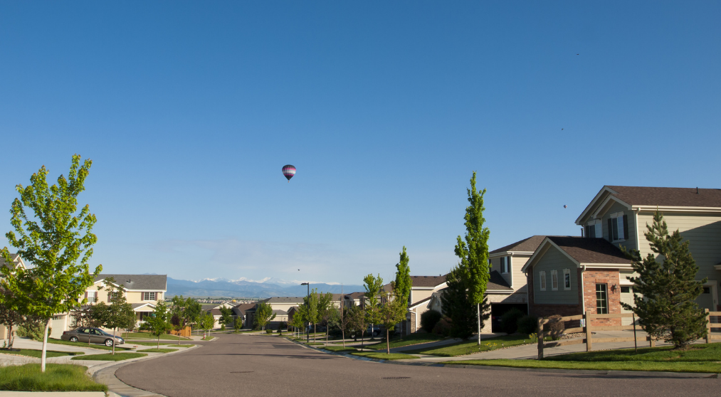 colorado-neighborhood-street-with-homes-and-view-of-the-rocky-mountains